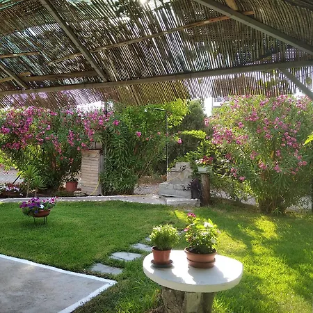 Kalyves, 2 Bedrooms, Sleeps 6, 700sqmgarden, 180m From Hébergement de vacances Kalyves Polygyrou