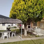 Kalyves, 2 Bedrooms, Sleeps 6, 700sqmgarden, 180m From 度假居
